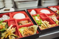 Nahaufnahme verschiedener Speisen im Sushi-Tablett im Restaurant — Stockfoto