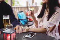 Mid section of couple having drinks together in restaurant — Stock Photo