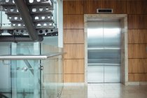 Внутрішній вигляд ліфта в офісній стіні — стокове фото