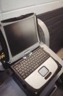 Primo piano di un computer portatile in garage di riparazione — Foto stock