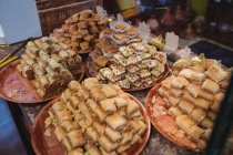 Close-up de doces turcos em placa em exposição no balcão na loja — Fotografia de Stock