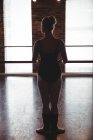 Вид ззаду балерини, що стоїть в балетній студії — стокове фото