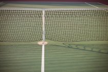 Nahaufnahme des Netzes auf dem Tennisplatz — Stockfoto