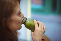Primo piano della donna che beve bevande salutari nel ristorante — Foto stock