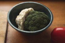 Nahaufnahme von weißem und grünem Brokkoli in Schüssel — Stockfoto