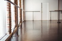 Soporte de barra de ballet en estudio de ballet - foto de stock