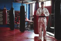 Karate player em pose de oração no estúdio de fitness — Fotografia de Stock