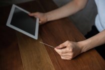 Mitte der Männer beim Online-Shopping auf dem digitalen Tablet zu Hause — Stockfoto