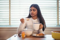 Donna che fa colazione in soggiorno a casa — Foto stock