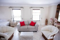 Moderno soggiorno vuoto a casa — Foto stock