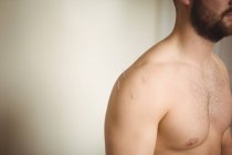 Gros plan du patient masculin qui se sèche à l'épaule — Photo de stock