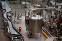 Vista de alto ângulo de máquinas e linhas de produção na fábrica de suco — Fotografia de Stock