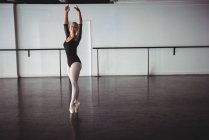 Балерина практикует балетный танец в балетной студии — стоковое фото