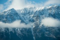 Vue tranquille sur la magnifique chaîne de montagnes enneigées et les nuages — Photo de stock