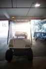 Carro de buggy eléctrico en el aeropuerto - foto de stock