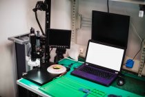 Ноутбук та ремонт обладнання в сервісному центрі — стокове фото