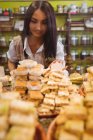 Красива жінка дивиться на турецькі солодощі на виставці в магазині — стокове фото