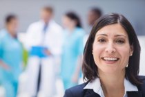 Retrato de una doctora sonriente en el hospital - foto de stock