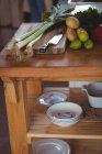 Крупный план деревянной полки на кухне дома — стоковое фото