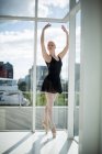 Балерина репетирует балет в студии — стоковое фото