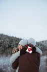 Glückliches Paar umarmt sich auf schneebedecktem Berg — Stockfoto