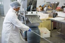 Femme boucher nettoyage plancher à l'usine de viande — Photo de stock