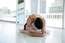 Bailarina practicando danza de ballet en el estudio - foto de stock