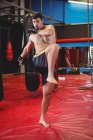 Боксер делает упражнения на растяжку в фитнес-студии — стоковое фото