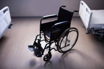Leerer Rollstuhl auf Station im Krankenhaus — Stockfoto
