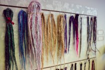 Riccioli artificiali colorati assortiti nel negozio — Foto stock