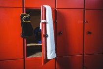 Boxhandschuhe und Handtuch in Umkleidekabine im Fitnessstudio — Stockfoto