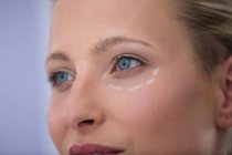 Retrato de mujer adulta mediana con marcas para tratamiento cosmético - foto de stock