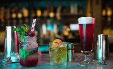 Аксессуары для бара с коктейлями на стойке в баре — стоковое фото