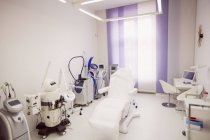 Empty dentist office with equipment in dental clinic interior — Stock Photo