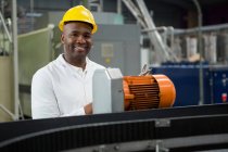 Porträt eines lächelnden Ingenieurs, der Maschinen in der Saftfabrik inspiziert — Stockfoto