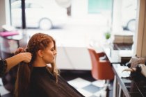 Cabeleireiro feminino styling clientes cabelo no salão — Fotografia de Stock