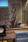 Mulher bonita cantando em estúdio de gravação — Fotografia de Stock