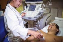 Пациент мужчина получает ультразвуковое сканирование груди — стоковое фото