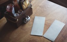 Envelopes em branco na mesa de café com bandeja de molho no café — Fotografia de Stock