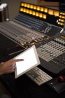 Ingegnere audio utilizzando tablet digitale in studio di registrazione — Foto stock