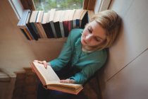 Mulher bonita ler livro em casa — Fotografia de Stock