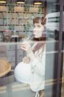 Femme d'affaires enceinte ayant jus de fruits dans la cafétéria de bureau — Photo de stock