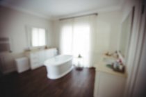 Leeres Bad mit Badewanne und Badezimmertruhe zu Hause — Stockfoto