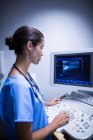 Медсестра с помощью ультразвукового устройства в больнице — стоковое фото