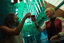 Sorrindo amigos brindar copos de vinho no bar — Fotografia de Stock