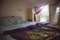 Vista interna di interni camera da letto vuota al mattino — Foto stock