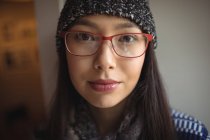 Portrait de belle femme portant casquette et lunettes dans un café — Photo de stock