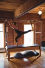 Donna forte che pratica pilates in palestra — Foto stock