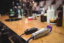 Tondeuse électrique sur la coiffeuse dans le salon de coiffure — Photo de stock