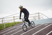 Велосипедна їзда BMX велосипед у скейтпарку — стокове фото